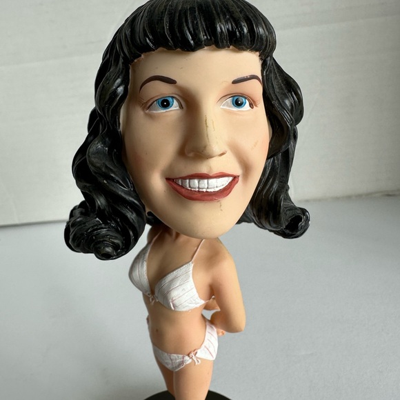 BETTIE PAGE HEAD KNOCKER BOBBLE HEAD HEADKNOCKER BY NECA - Picture 4 of 9